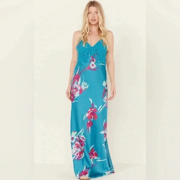 Free People and more Unlisted Inventory Live Show!! - Picture 10 of 16